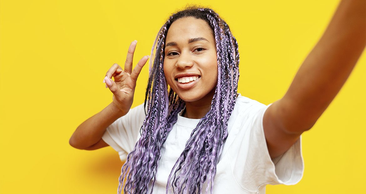 Jovem mantém suas goddess braids bonitas com os cuidados certos com o cabelo